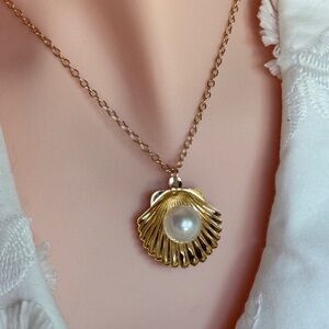 Casual Gold Tone Seashell Necklace with Pearl